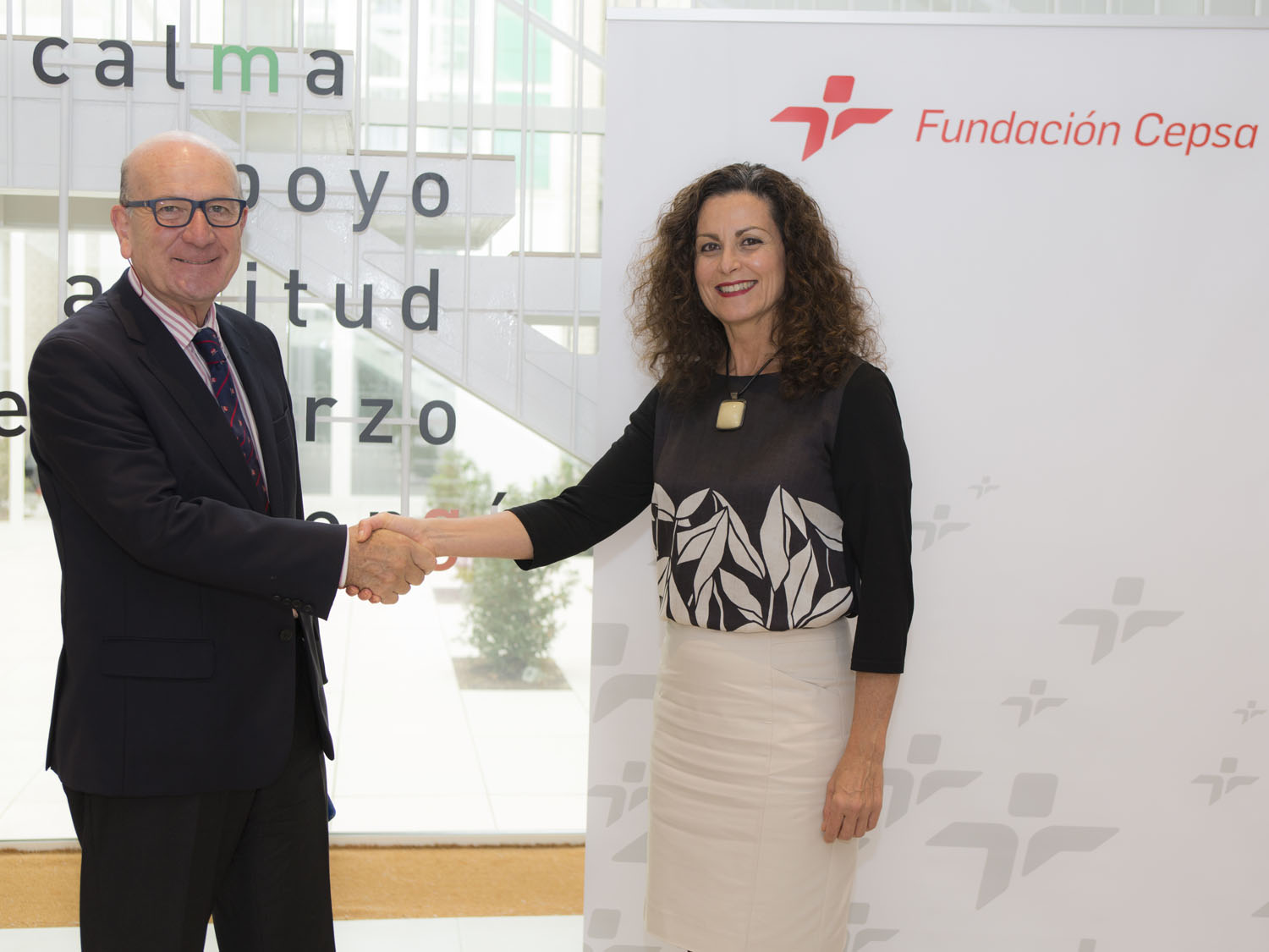 Belén Candenas, Operational Director of Fundación Cepsa with a representative of the AECC